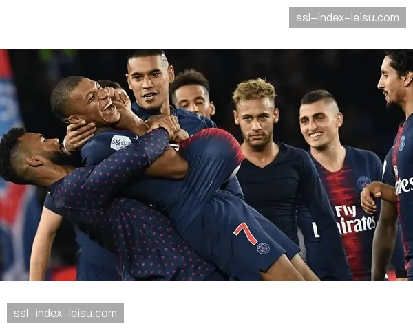 赛场花絮：巴黎对阵里昂赛前，两队为已故法国足球名宿举行默哀仪式